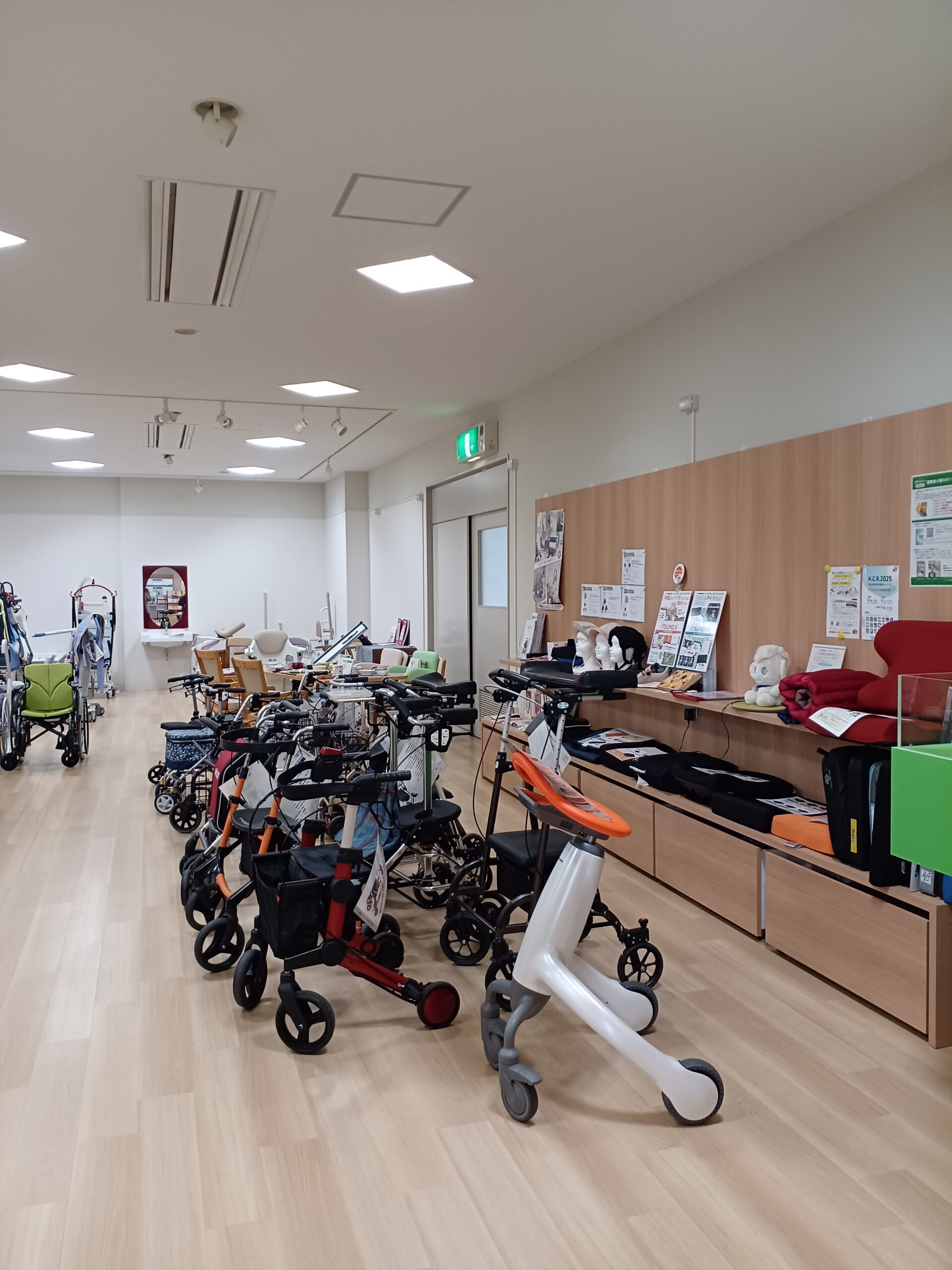 愛媛県福祉サービス協会の福祉用具展示場の様子