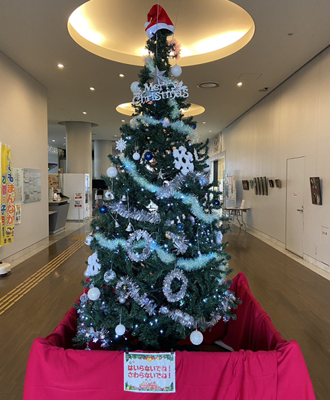 大垣市情報工房で展示されているクリスマスツリー(2025.12.17)